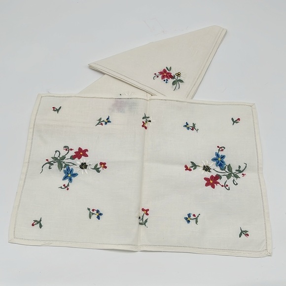 Vintage White Hand Embroidery Floral Set of 3 Handkerchiefs - Picture 3 of 4